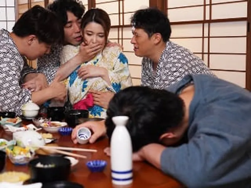 đưa vợ đi suối nước nóng, người chồng không biết cô vợ bị người khác nắc sấp mặt